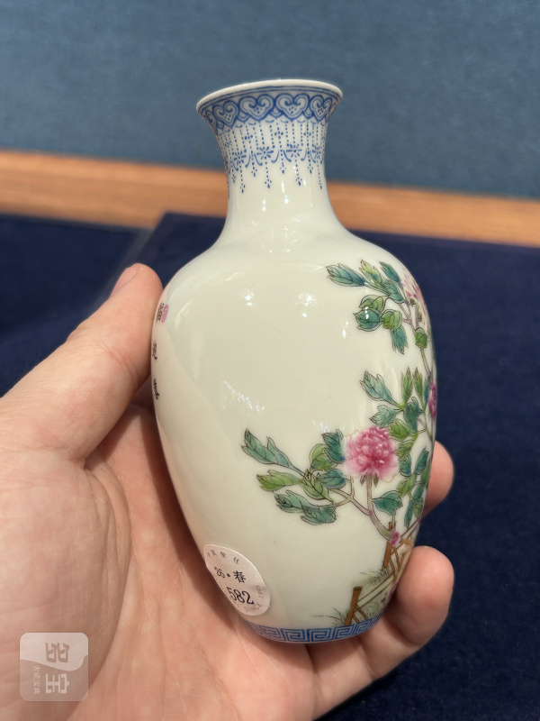 民国 珐琅彩猫迎落花薄胎瓶 - 图6